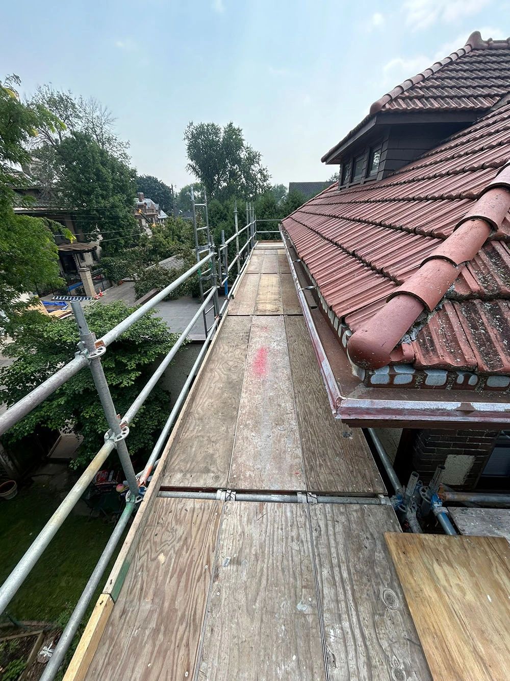 Fall protection scaffold walkway