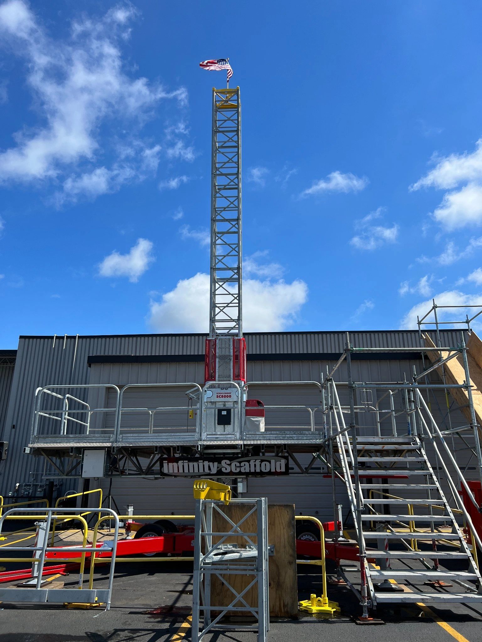 Mast climber installed in a parking lot