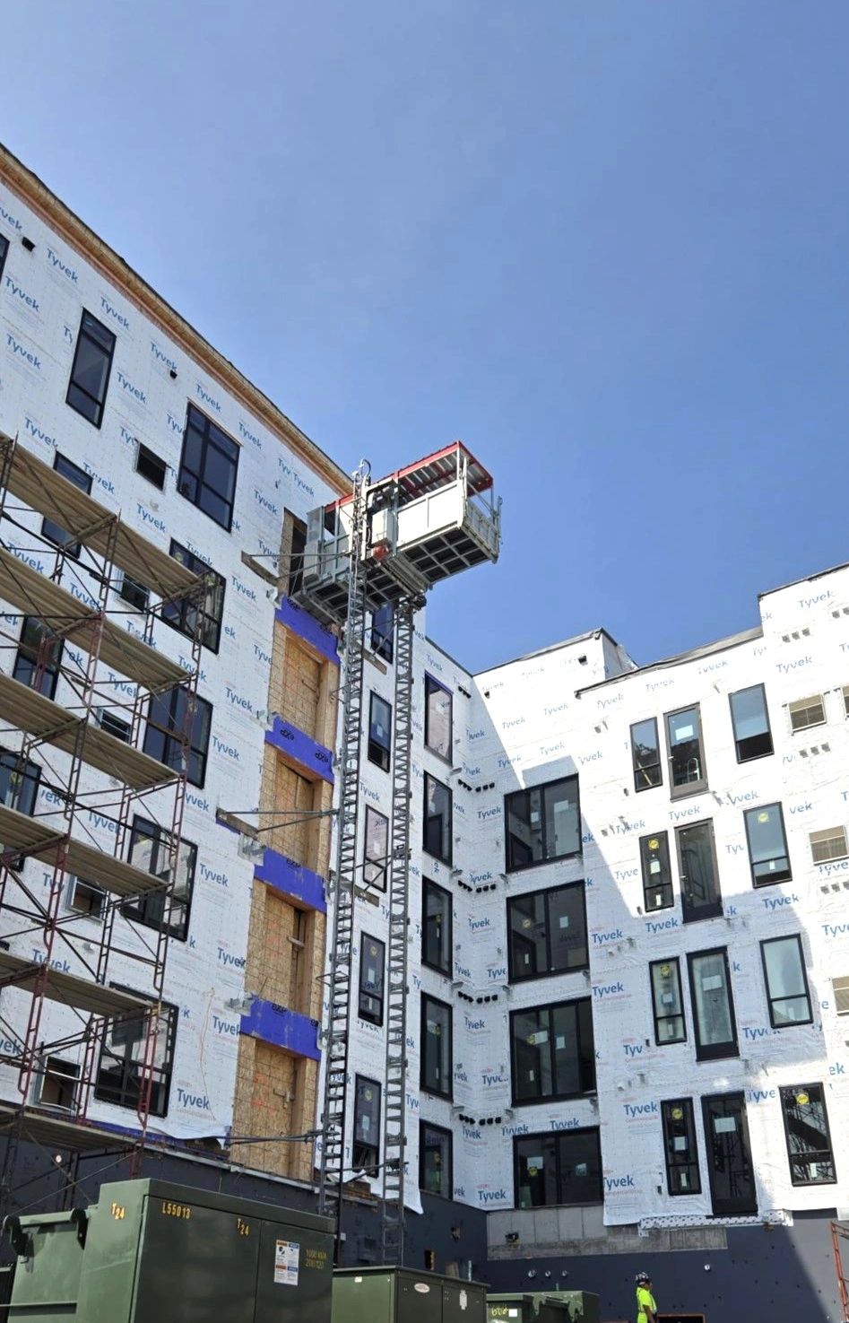 Transport platform on a new construction building